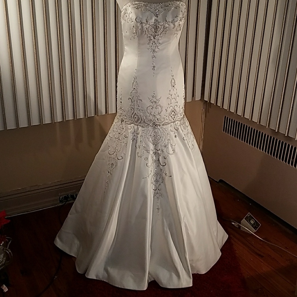Moonlight Bridal Ivory Srrapless Wedding Gown